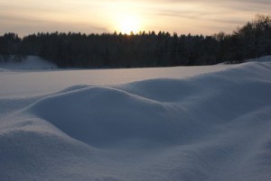 Här under snön står hopphindret nu...